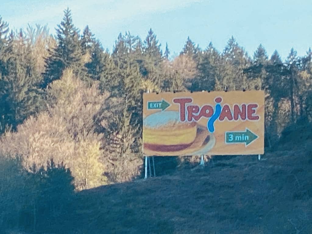 Trojane Schild auf Autobahn